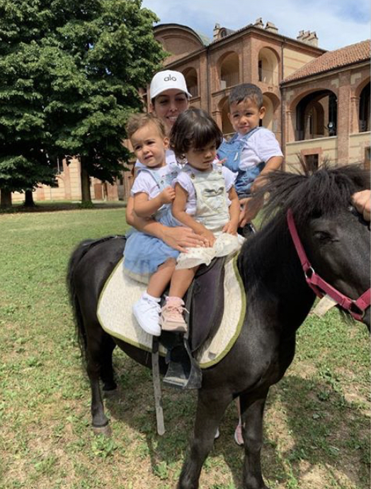 c罗晒全家照片和爱的人开始度假,c罗出席活动穿搭