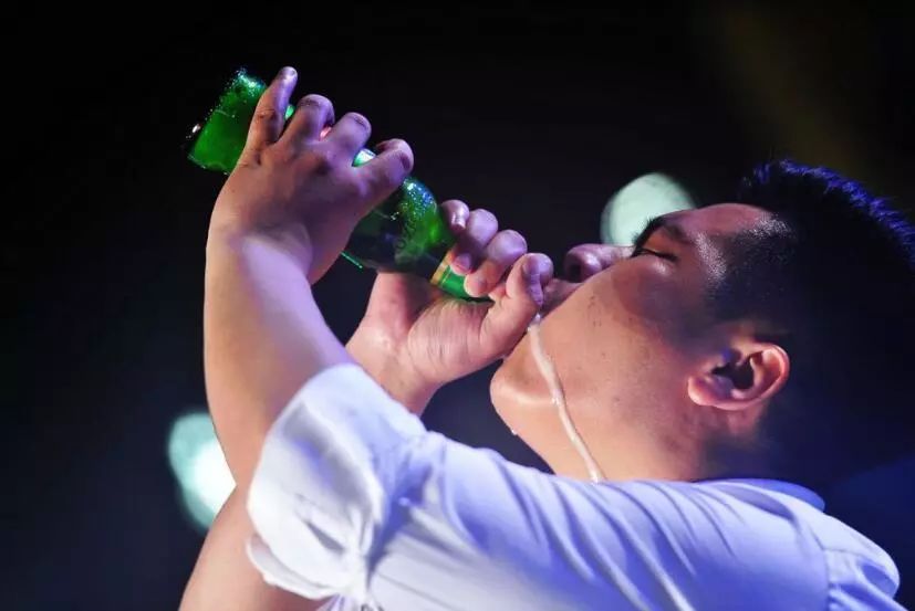 酒王大赛周赛吹瓶最快3秒70！金沙滩啤酒城喊你来战！