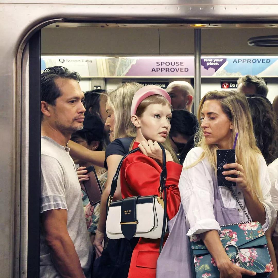 那个孙子穿Aj坐地铁，肯定是fake！