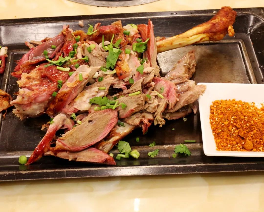 可以吃烧烤烤全羊的地方,有篝火烤全羊的地方