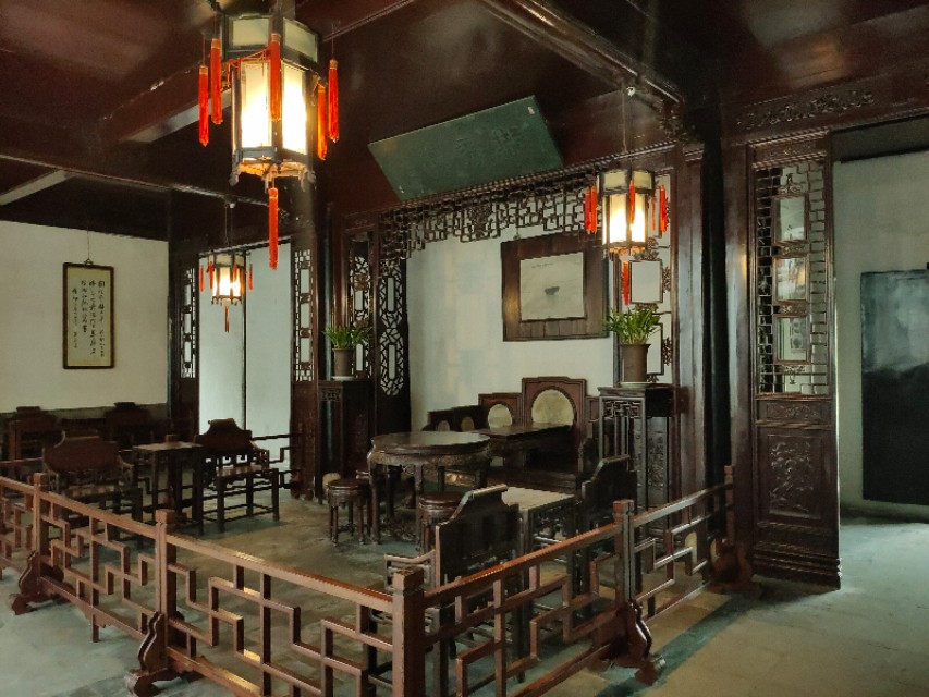 现实和画卷就隔着一扇门的距离，我推开苏州网师园的大门，流泪了