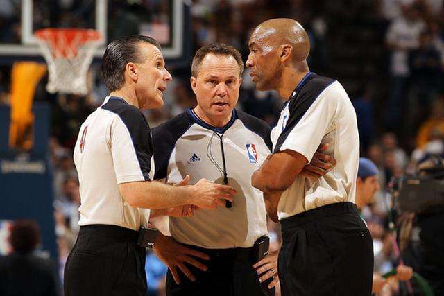 摄影师捕捉科尔“走光”部位，让我想起了德国主帅挖鼻孔的罗生门