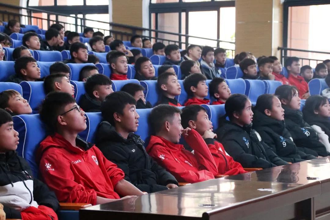 用体育成就体育人,以体育人以体育智以体育心的理解