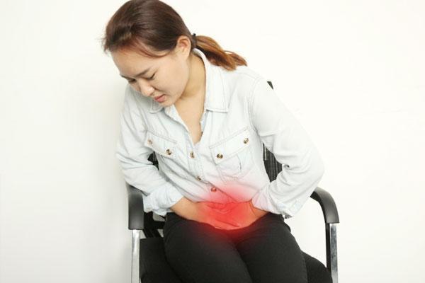 为什么月经迟来了四五天，还有黑褐色的“肉块”落下来？