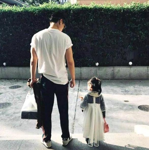 朱亚文硬汉也会秀恩爱,朱亚文行走的荷尔蒙真实的暖男