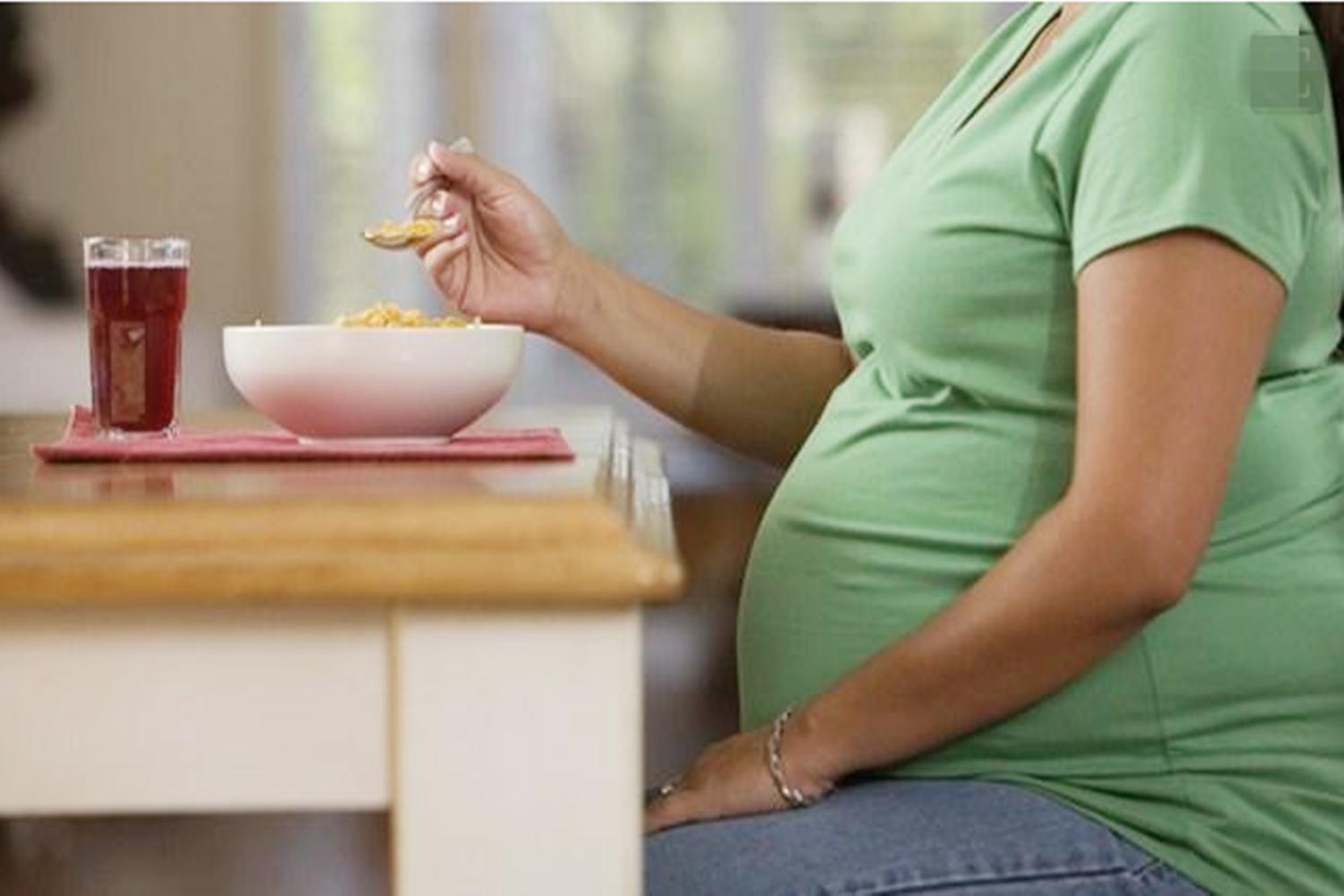 刚怀孕吃什么胎儿发育好,怀孕营养过剩胎儿发育快