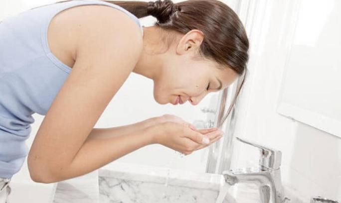 来例假时洗头该注意什么,来例假不能洗头的原因是什么