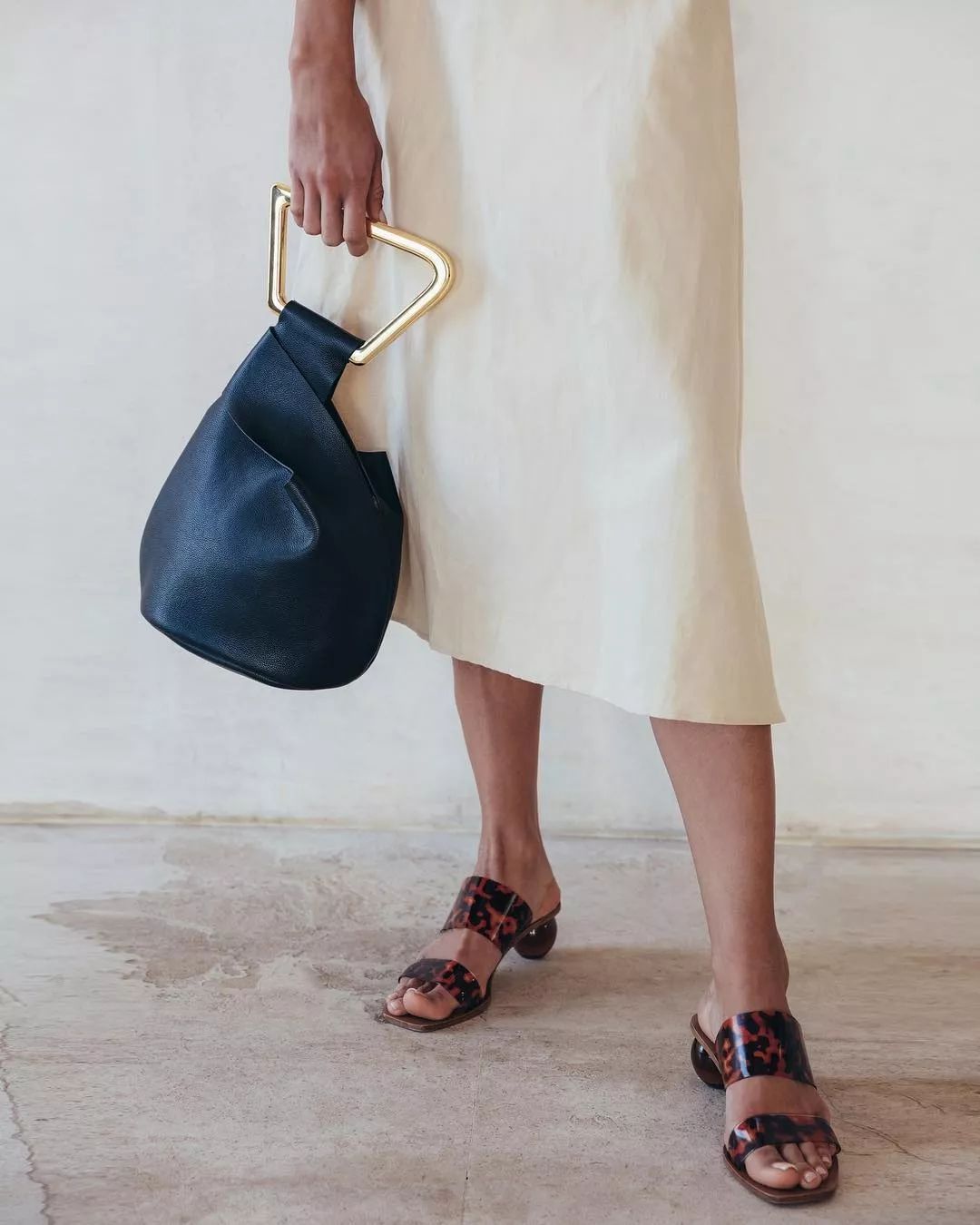 春天适合什么颜色包包,春天背什么颜色的包包