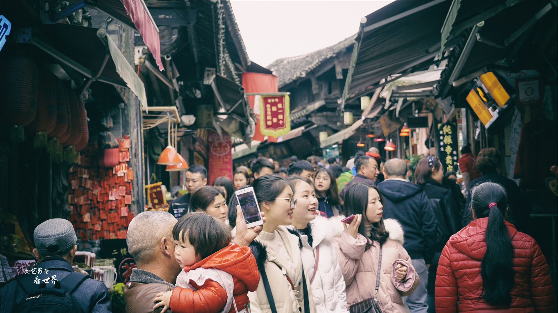 640年历史的青岩古镇，是贵阳人周末好去处，卤猪蹄子闻名全国