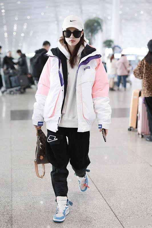 张钧甯穿白色运动服配黑运动裤帅气时尚很有型，运动服也能这么美