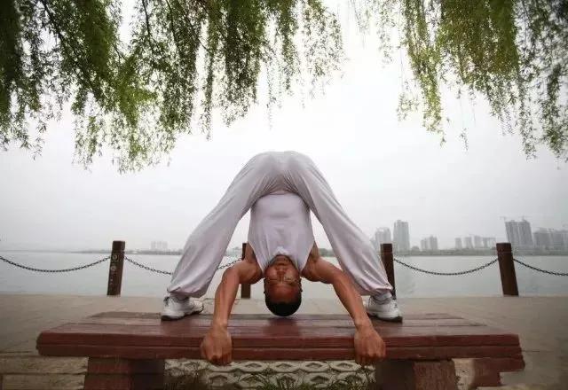 丁大爷,60多岁大爷练习瑜伽像20岁小伙子