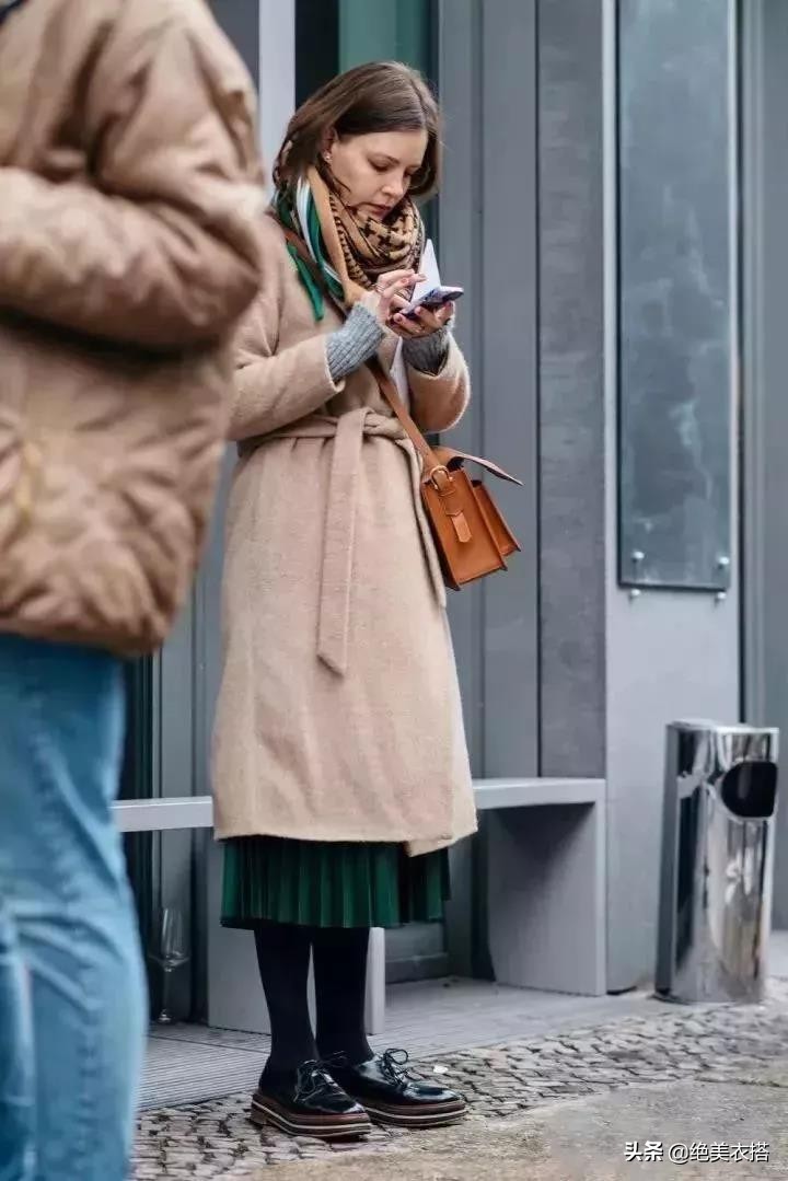 百褶裙的夏天穿搭方法,秋季百褶裙的穿搭方法长款