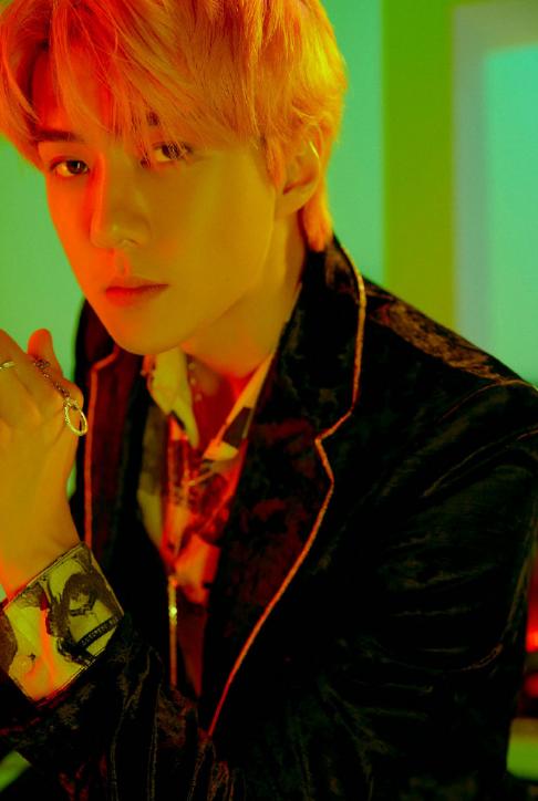 EXO-SC回归预告再公开，SM的皮裤真多！两长腿帅哥被拍成短腿