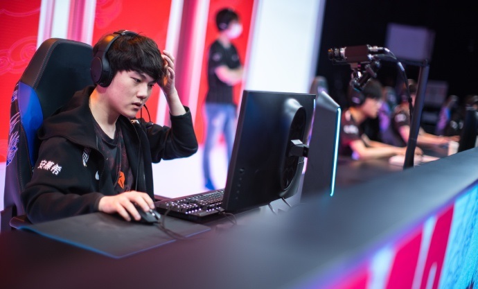 阿水现在用什么鼠标,lpl职业选手用的是什么手机