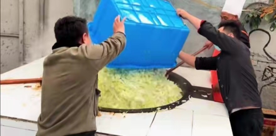 河南濮阳小伙第一锅大烩菜在哪儿,濮阳一天卖出上万碗烩菜