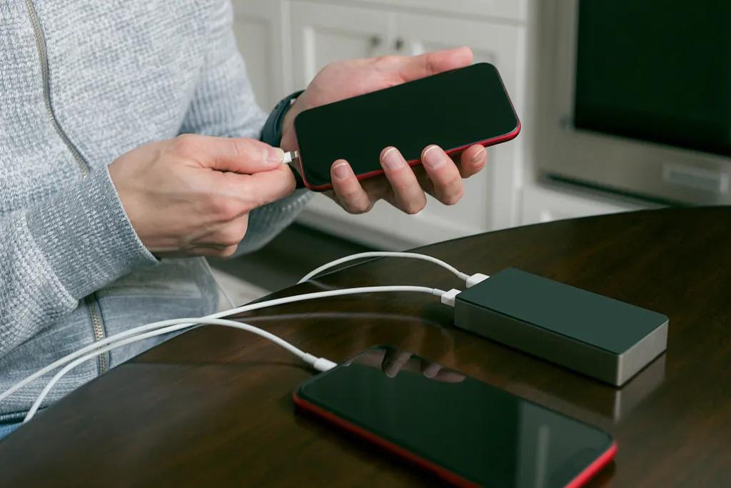 用充电宝会对手机有伤害吗,苹果手机用充电宝充电会伤电池吗