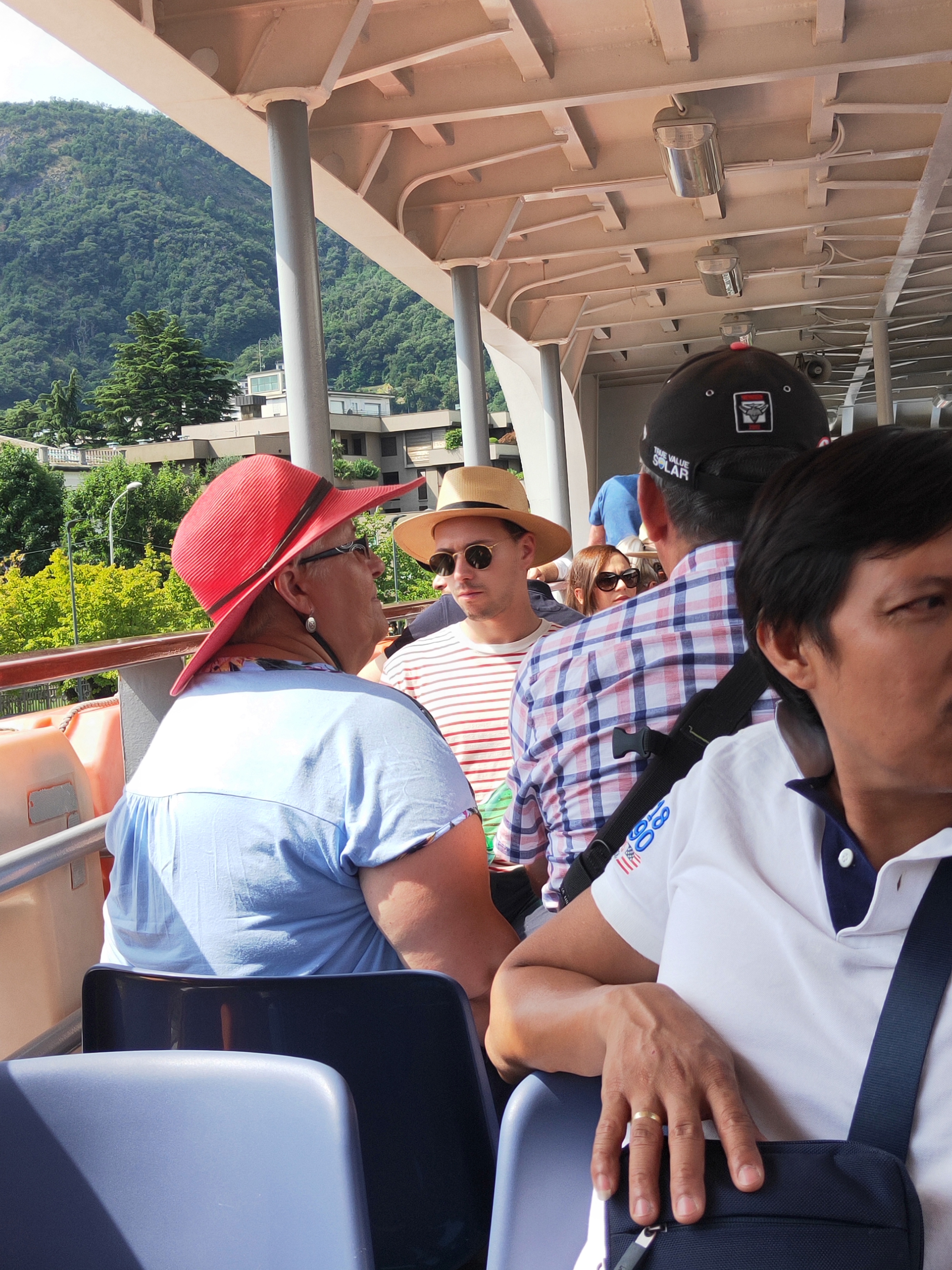 贝拉焦（Bellagio），意大利在左，瑞士在右，晨光熹微，岁月静好