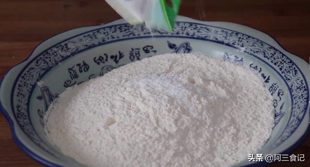 油条别再买着吃了，教你传统老配方，出锅蓬松酥脆，全家人超爱吃