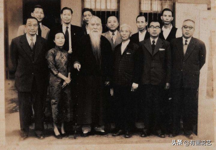 书法家在墙上写字,书法家写的春联好看被人偷了