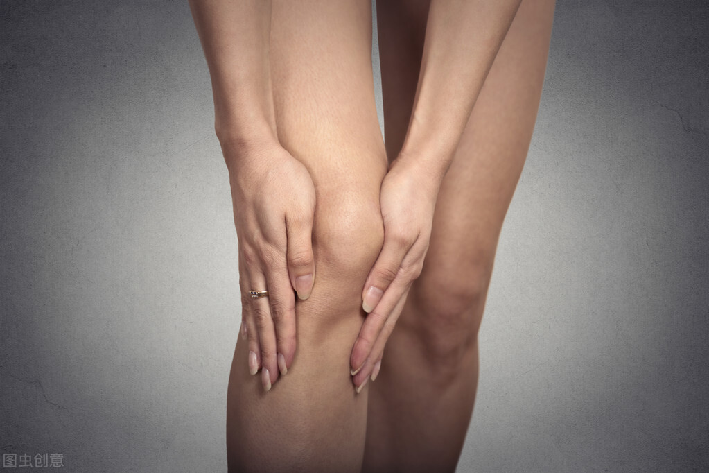 60岁阿姨被缝线针戳破膝盖,引发感染,住院治疗1个月