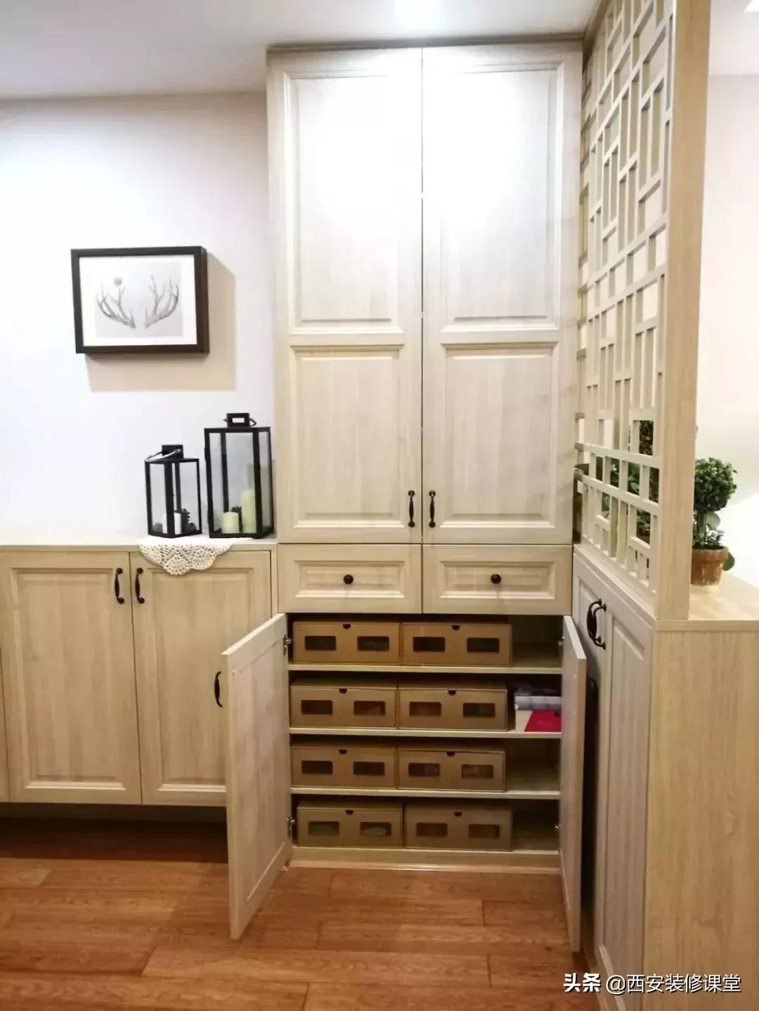 进门鞋柜设计右侧是餐厅隔断,红木鞋柜屏风隔断一体效果图