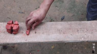 【设计篇】61岁中国大爷火爆外媒！“玩”木头让上亿老外看傻眼！