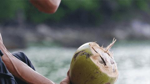 男子投资50万带老婆住山洞,48岁男子卖掉豪宅