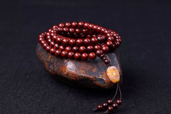 属马的适合戴什么生肖的手串,本命年戴什么生肖手串