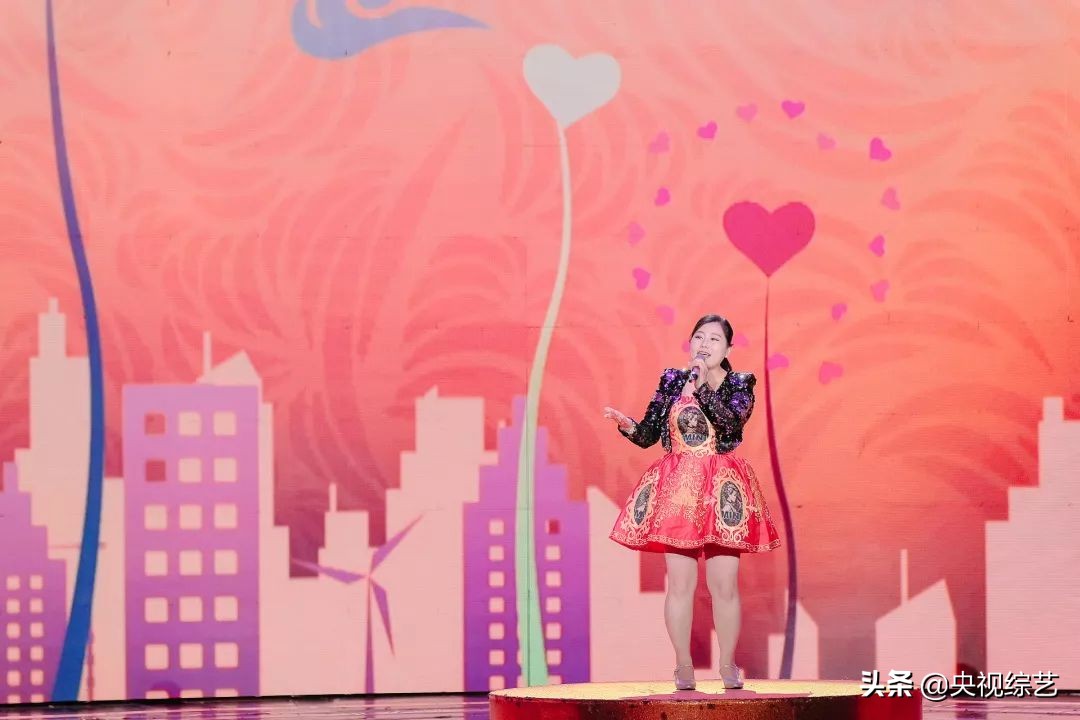 老爷爷篮球表演震撼全场,75岁大爷炫酷球技秀