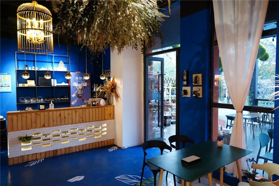 从10平方米的楼梯间花店，到130平方米的花园花店，为何她俩做得这么火？