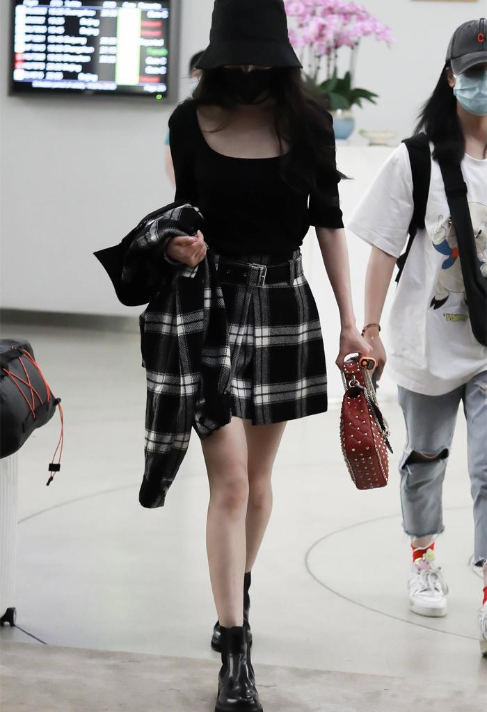 杨幂特别火袜子鞋,杨幂同款烟筒靴鞋子搭配