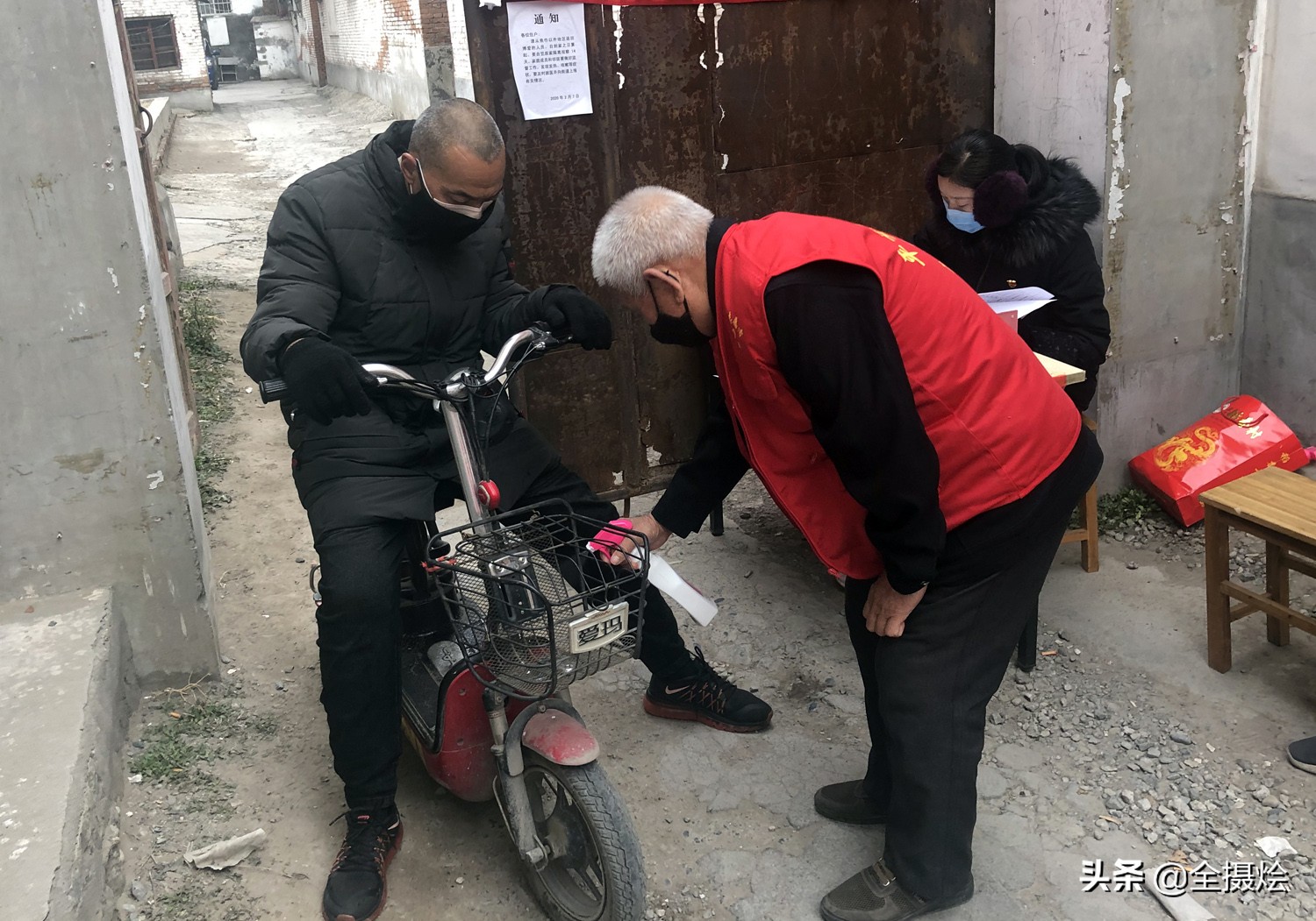 小区里来了新朋友,小区陌生人过来开门