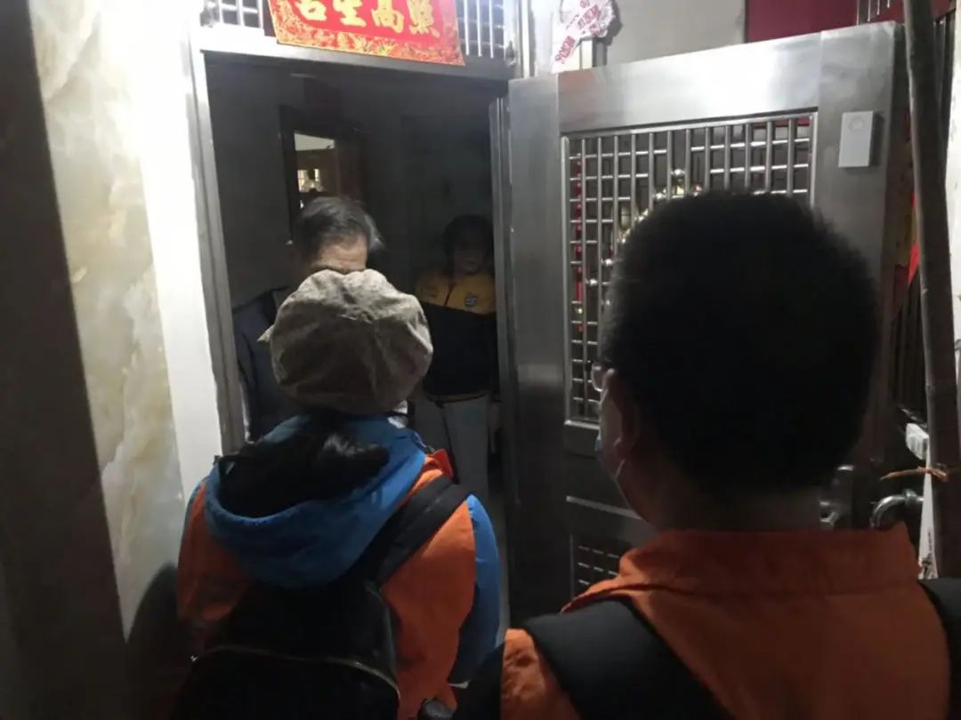 居民收到各街镇政府爱心大礼包,除夕收到社区暖心大礼包