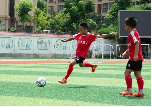 一群山里娃踢球的样子,一群山里娃踢球