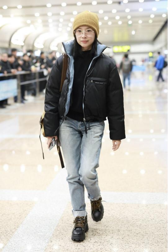 董洁皮毛一体外套,董洁蓝色光滑亮丽的外套