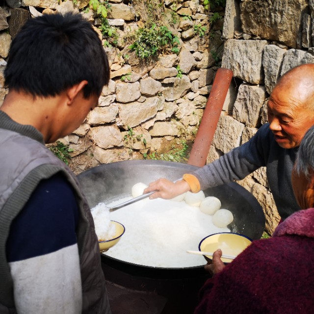 贫困山区留守老人吃饭,80岁以上的留守老人吃饭问题
