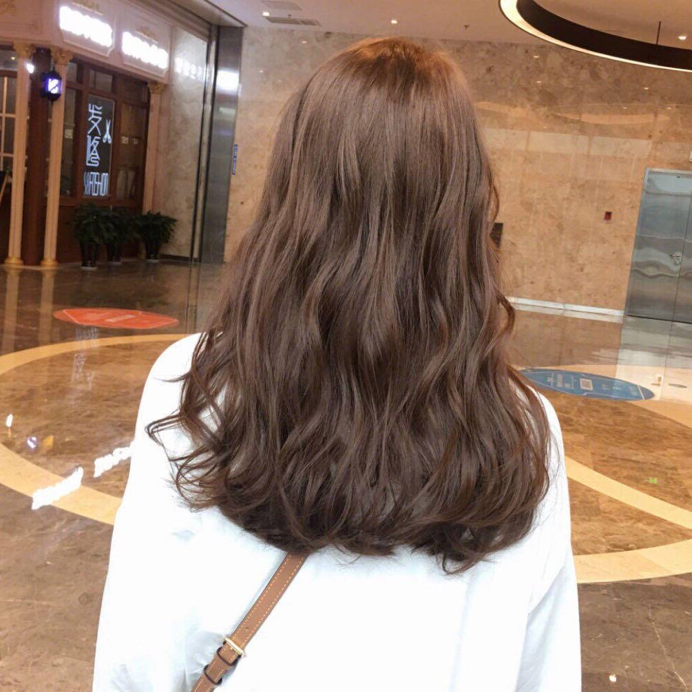 又黄又毛躁的头发,女士头发又细又黄油腻