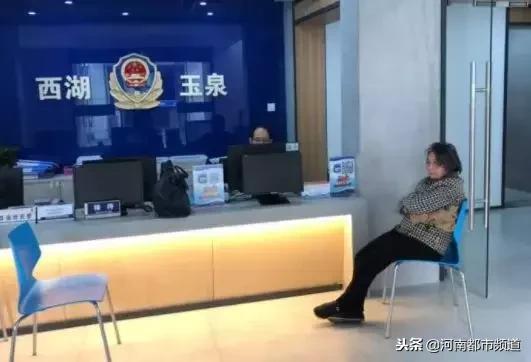 凌晨三点卖花的奶奶,杭州街头老奶奶卖花