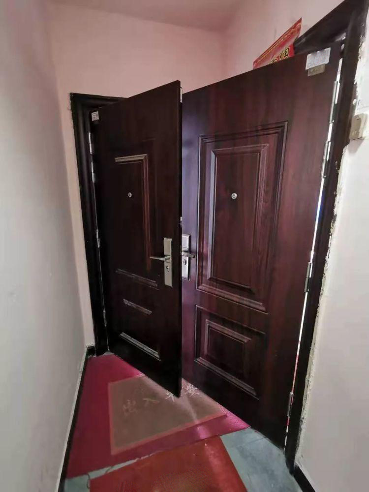 防盗门被撞凹陷修还是换呢,防盗门使劲撞才能开门怎么回事