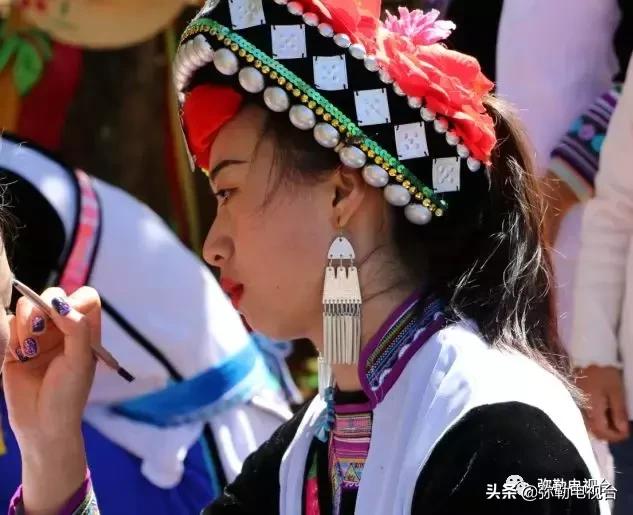 太热闹!弥勒花海、人海、车海、舞海...这些人上镜了!