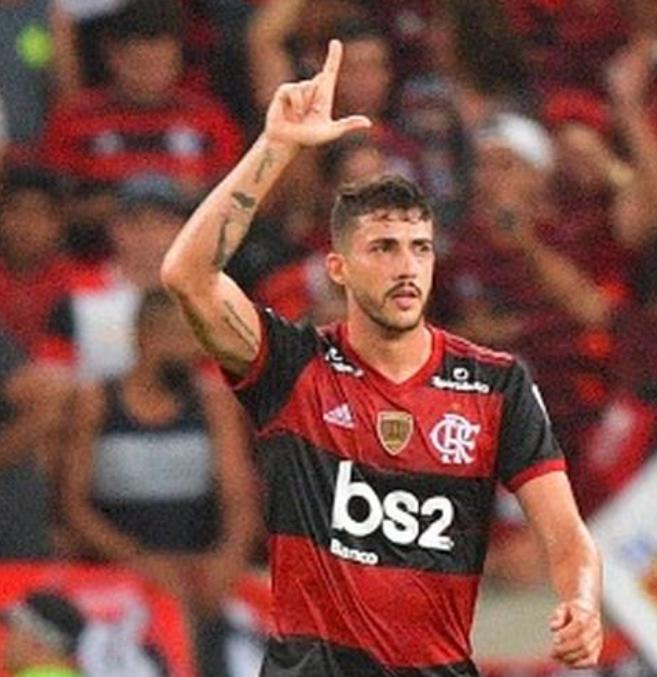 被踩裆+出血！弗拉门戈后卫被对手伤到*处私**，令人心疼不已