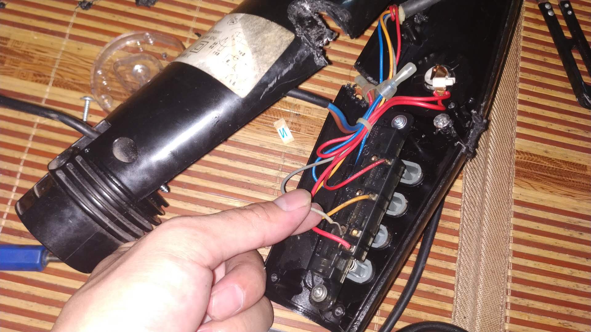 捡到了一个旧风扇,在外面捡到一个电动小风扇