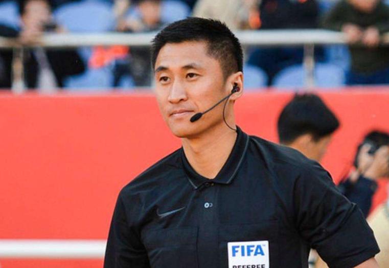 马宁出黄牌原视频,马宁掏出红黄牌被认可