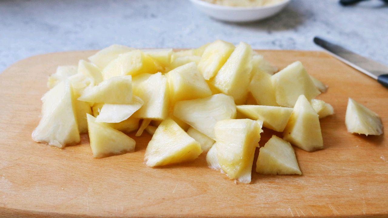 自己做水果糖水，甜甜的味道真好喝，没有添加更健康