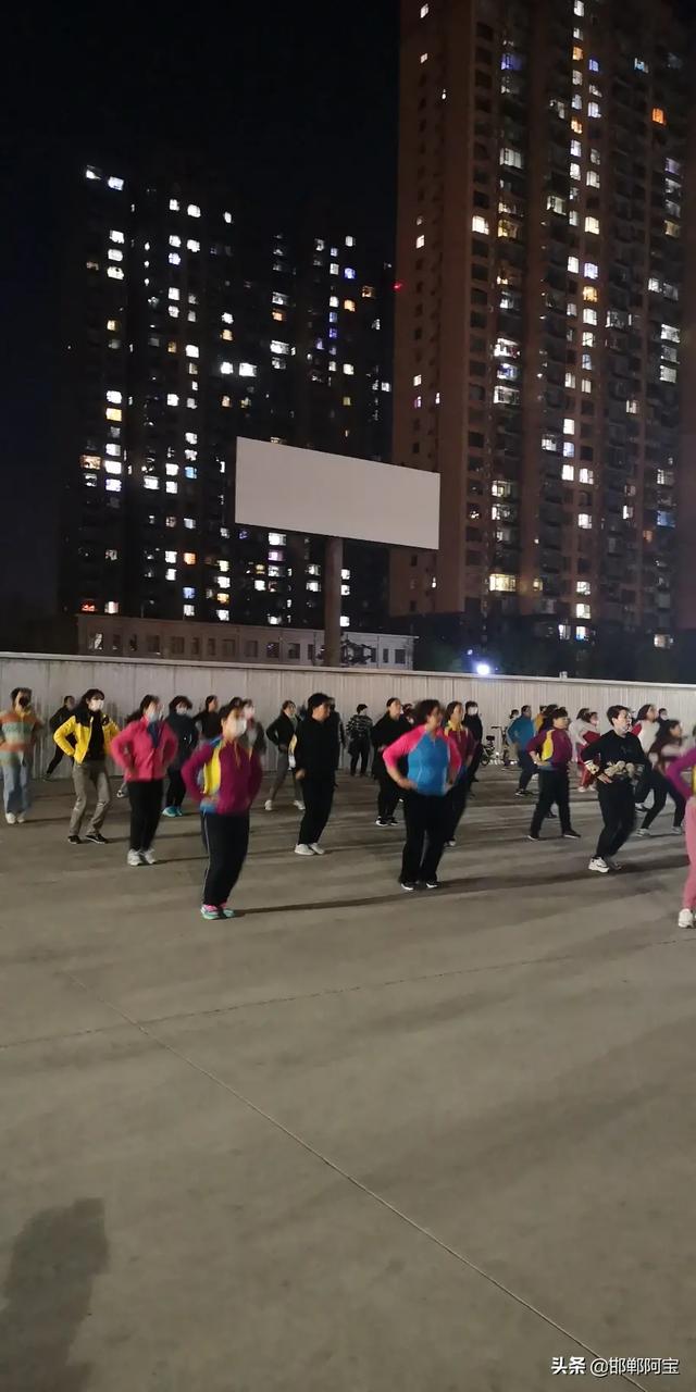 邯郸展览馆广场舞完整版,河北邯郸快乐广场舞