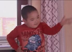 孩子全神贯注看漫画,走进漫画了解漫画对孩子的帮助