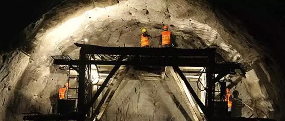 外国人震撼中国9小时建火车站,9个小时建一座火车站