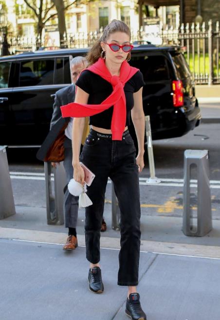 提升穿搭氛围感的秋冬围巾推荐,冬季红色羊绒围巾怎么搭配