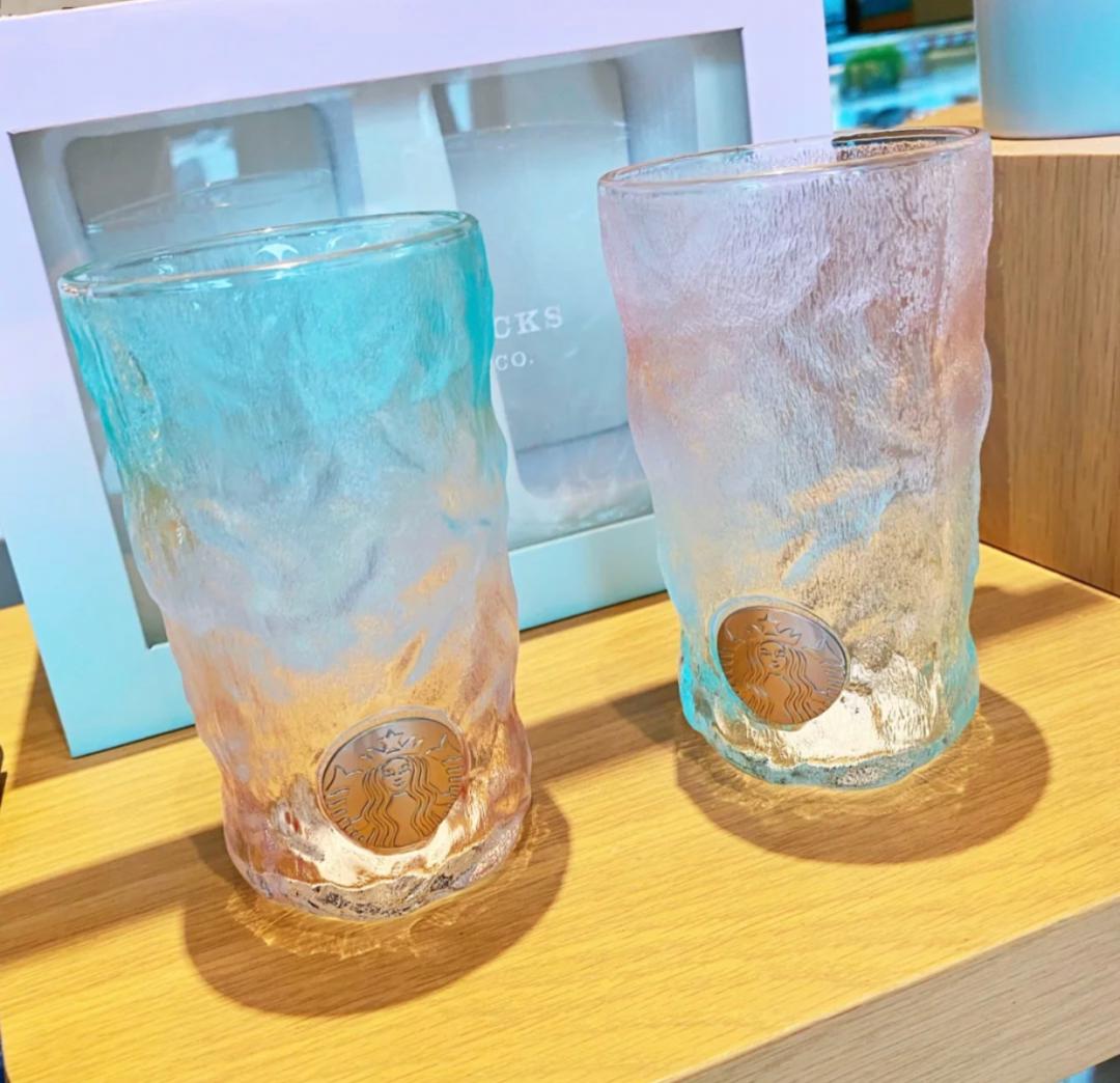 日本星巴克这次质感满分，网友diss中国星爸爸，月饼口味像蜡烛