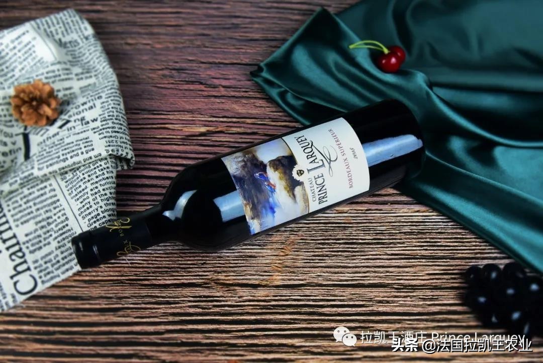 一杯温热红酒，一桌饕餮大餐，一个温馨圣诞